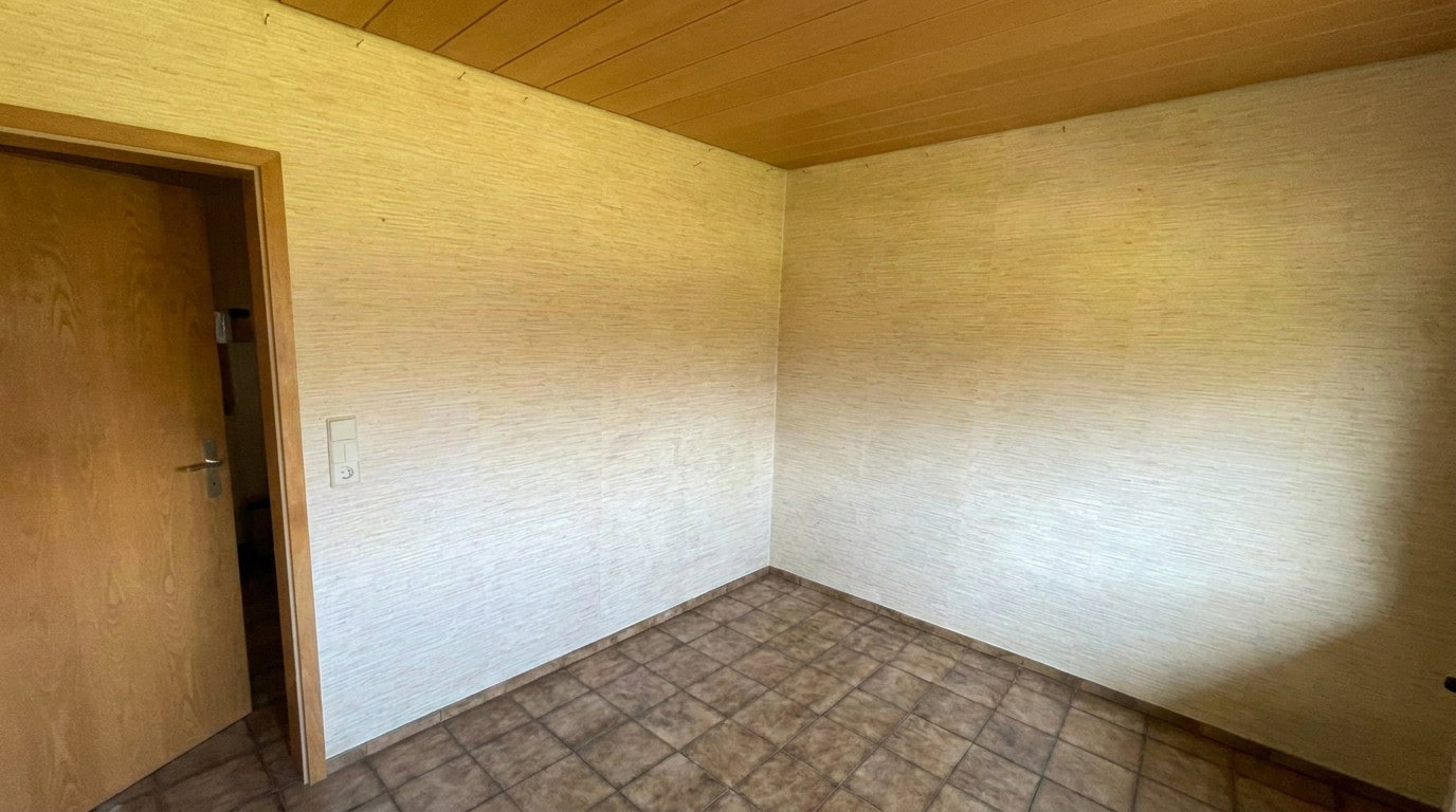 Dasselbe Wohnzimmer nach der Räumung