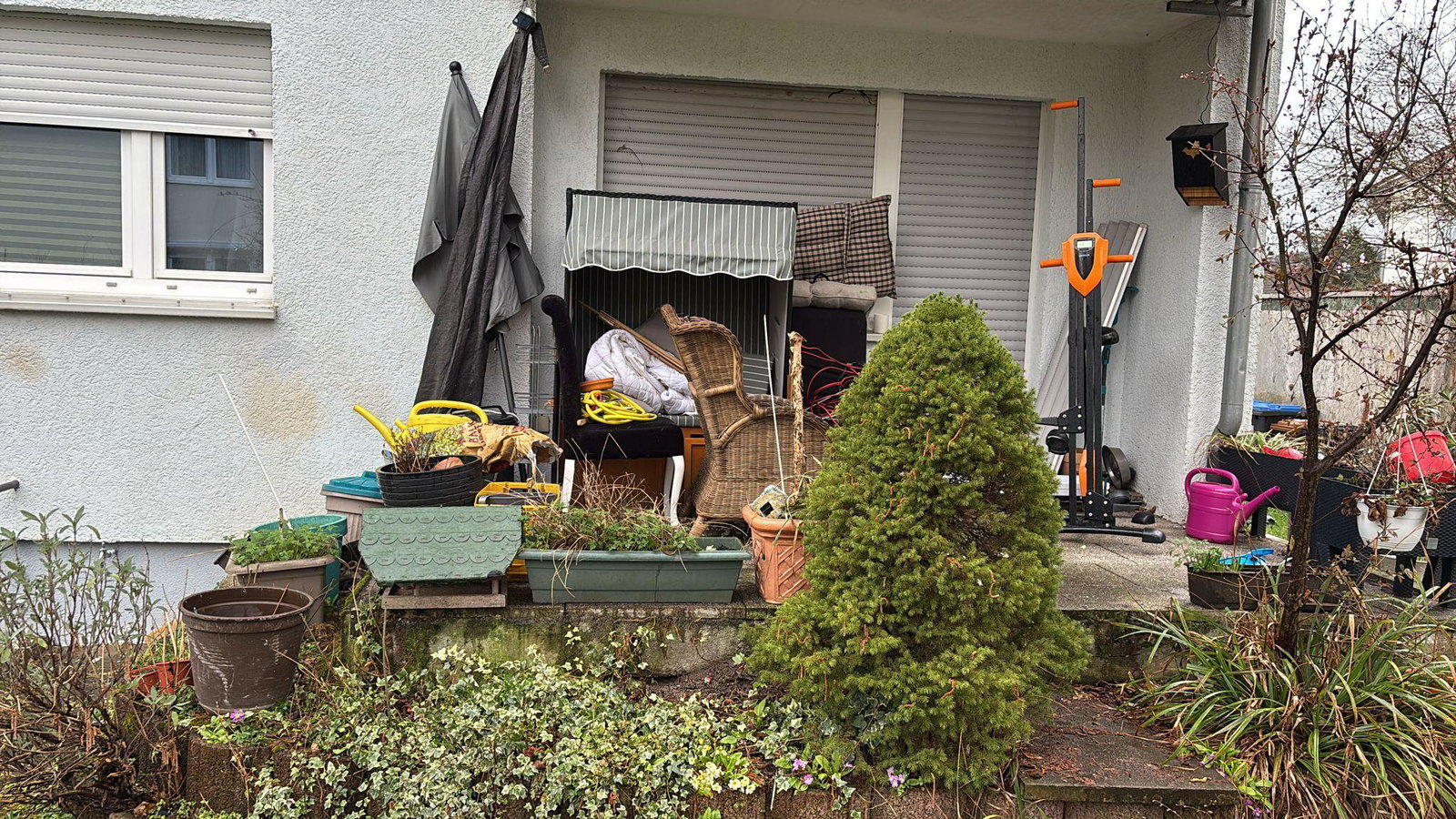 Vorher-Aufnahme aus dem Auftrag Entrümpelung Balkon Frau Robin in Geisenheim