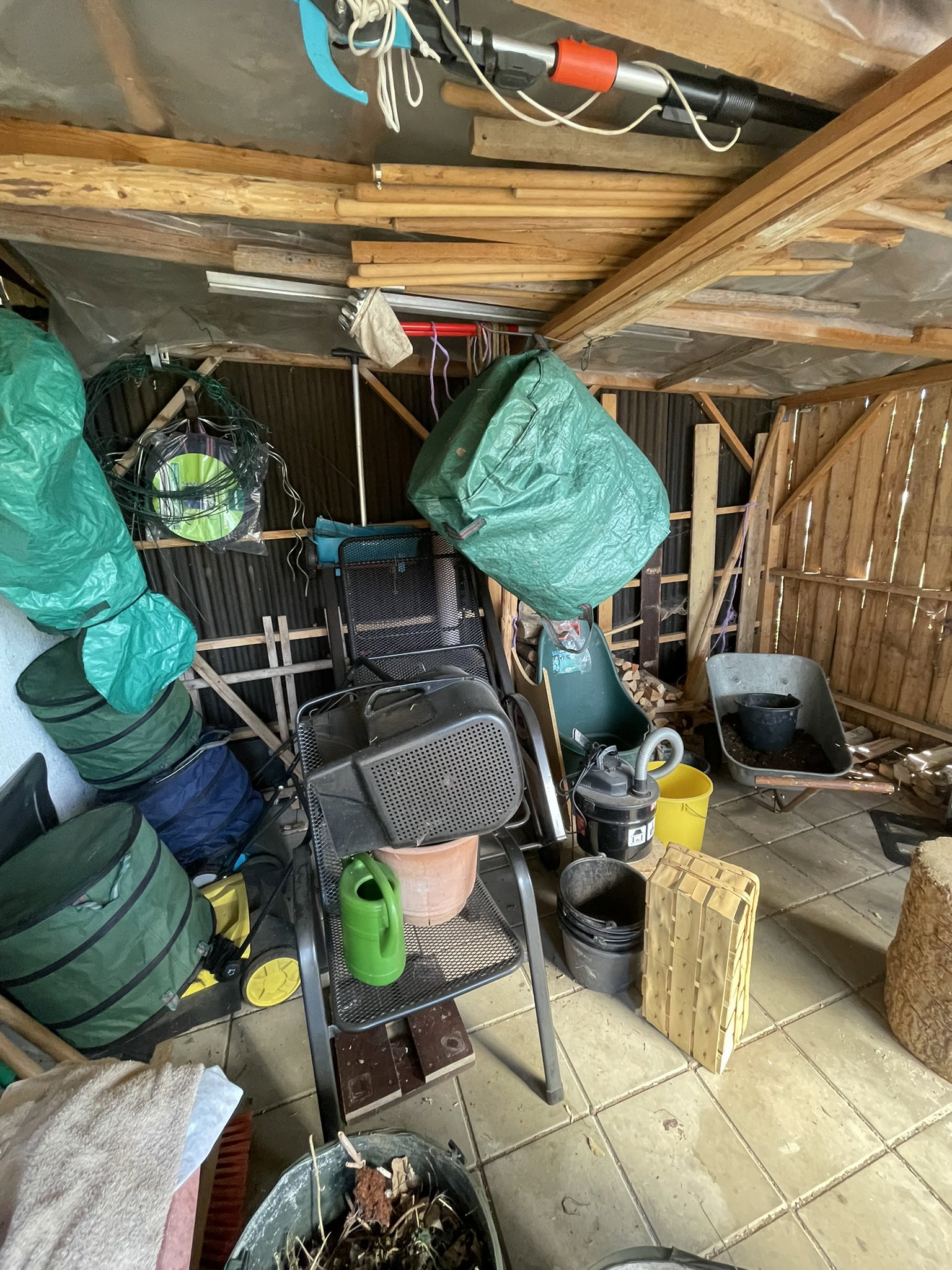 Vorher-Aufnahme aus dem Auftrag Entrümpelung Gartenhütte Herr Kelberer in Neckarwestheim