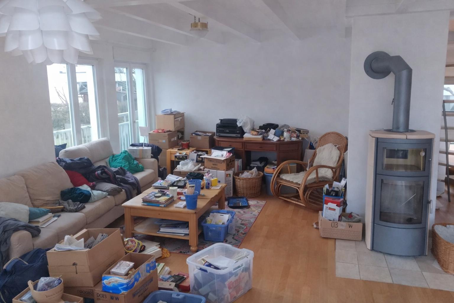 Vorher-Aufnahme aus dem Auftrag Wohnzimmer mit Ofen in Heilbronn