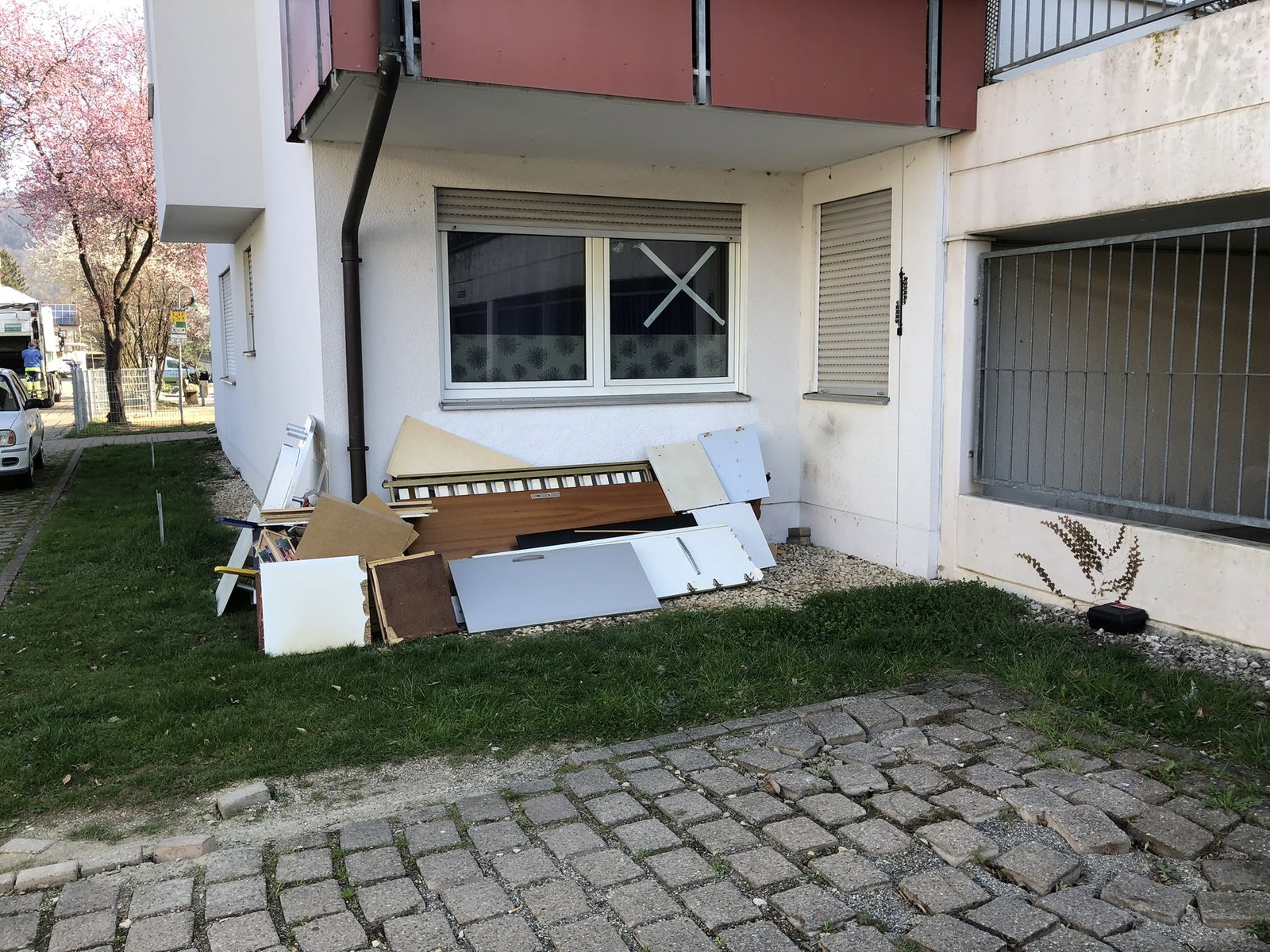 Vorher-Aufnahme aus dem Auftrag Sperrmüll an Hauswand in Graben