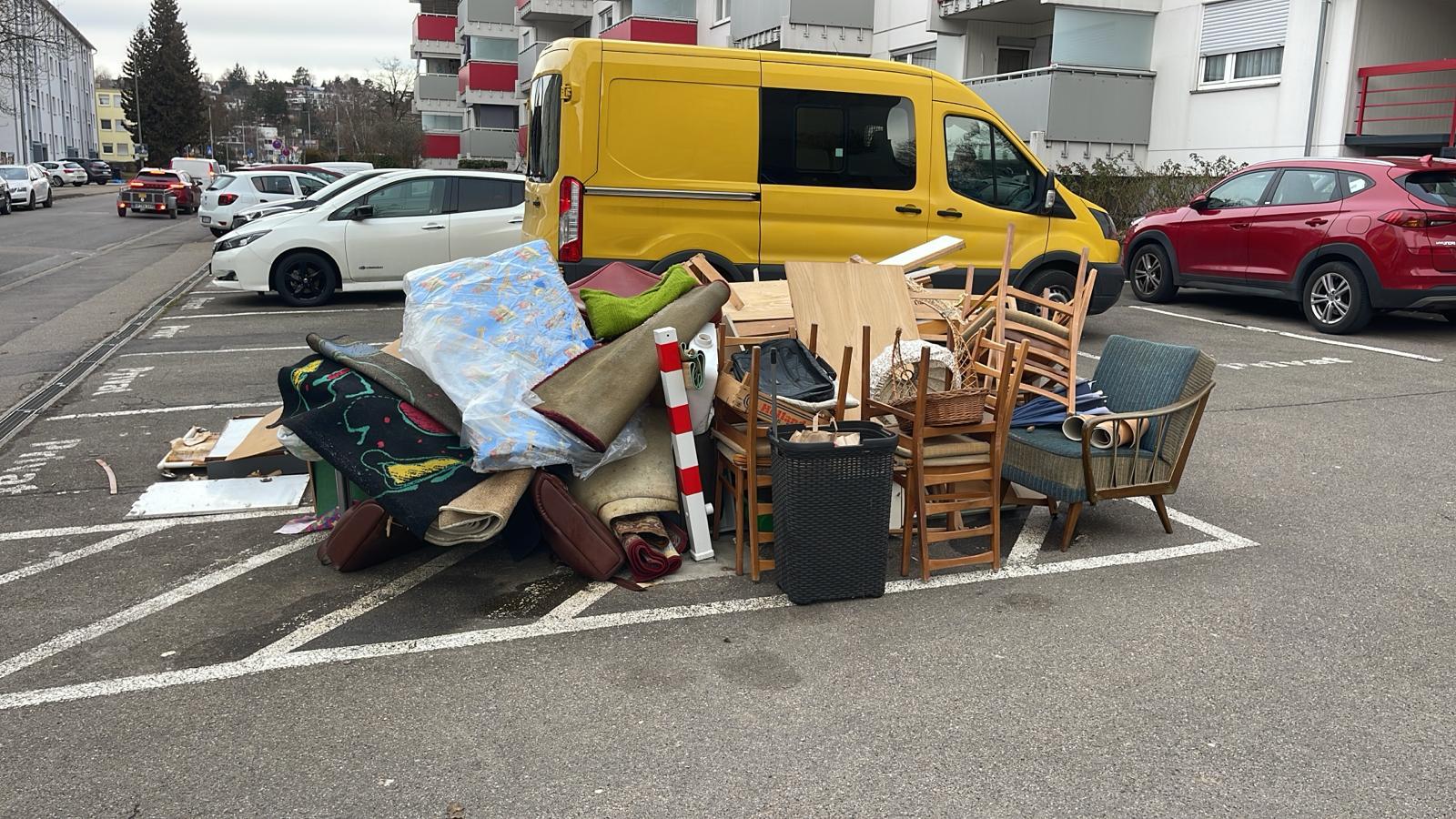 Vorher-Aufnahme aus dem Auftrag Sperrmüll in Karlsruhe