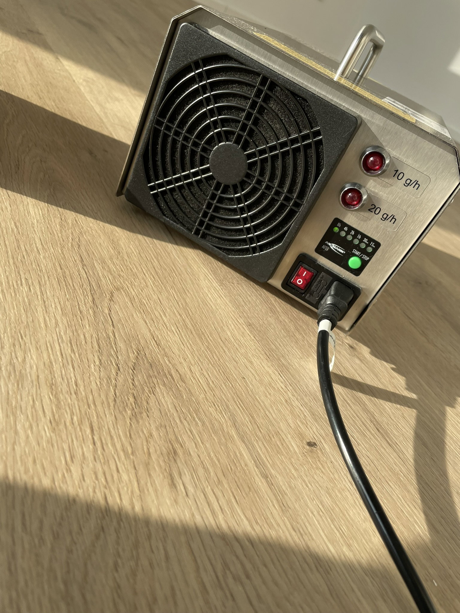 Ozongenerator mit Lüfter und Bedienelementen